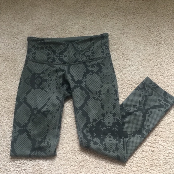 lululemon athletica Pants - Lululemon size 2 green snake print leggings